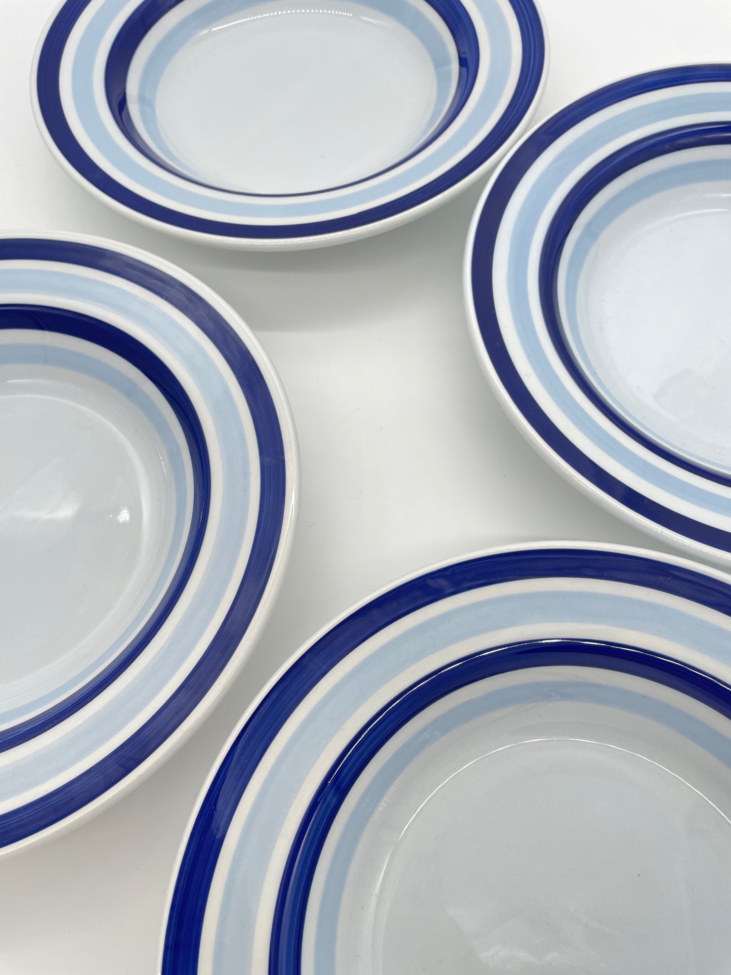 Vintage Italiaanse pastaborden wit met licht- & donkerblauwe randen 4 stuks