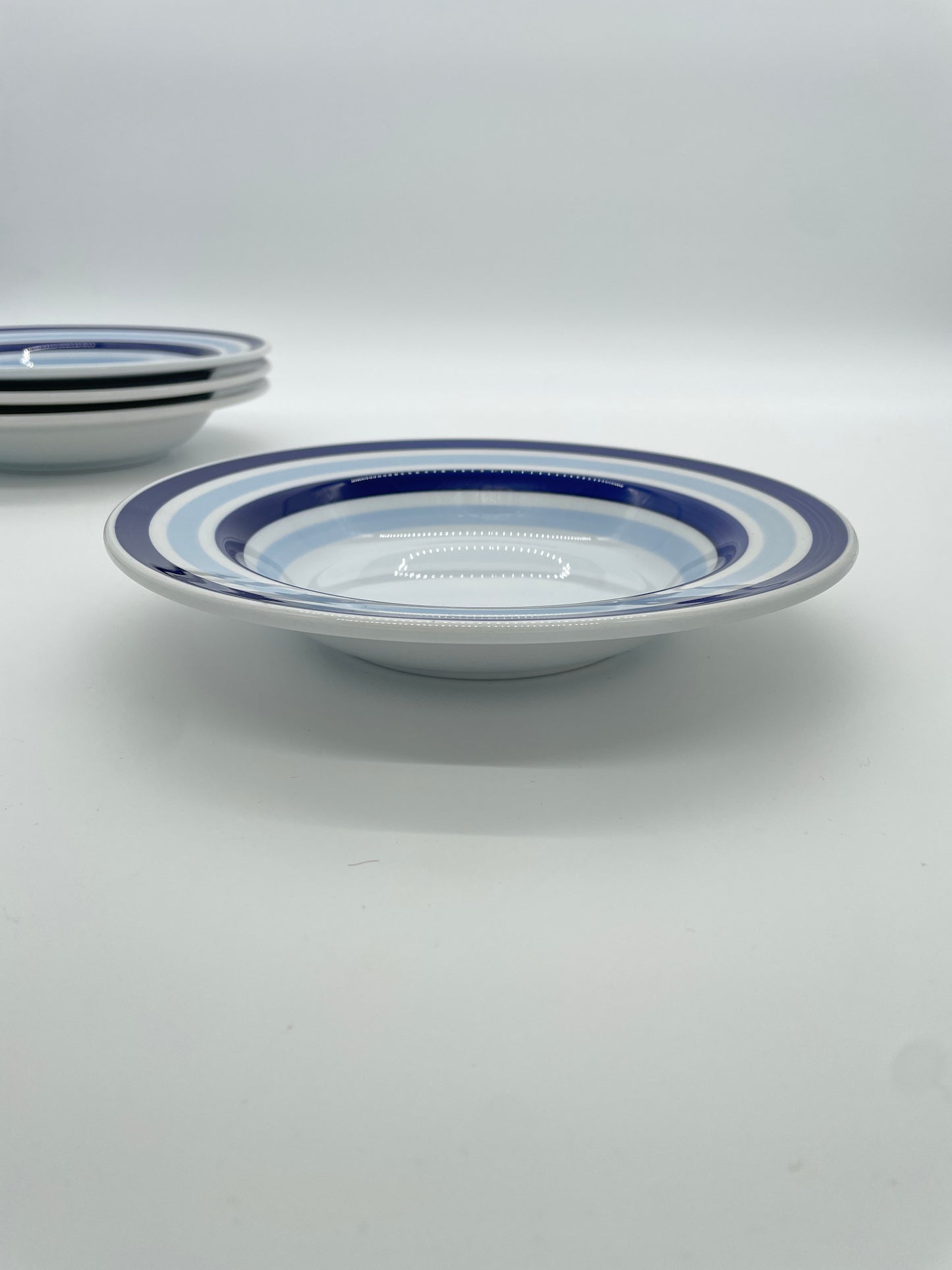Vintage Italiaanse pastaborden wit met licht- & donkerblauwe randen 4 stuks