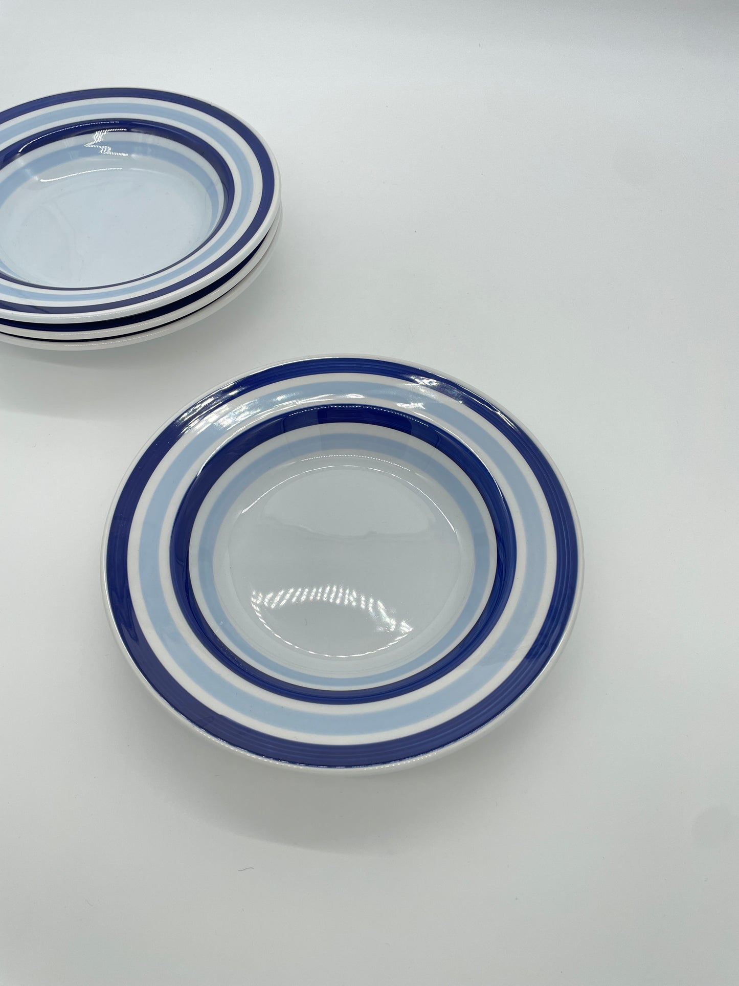 Vintage Italiaanse pastaborden wit met licht- & donkerblauwe randen 4 stuks