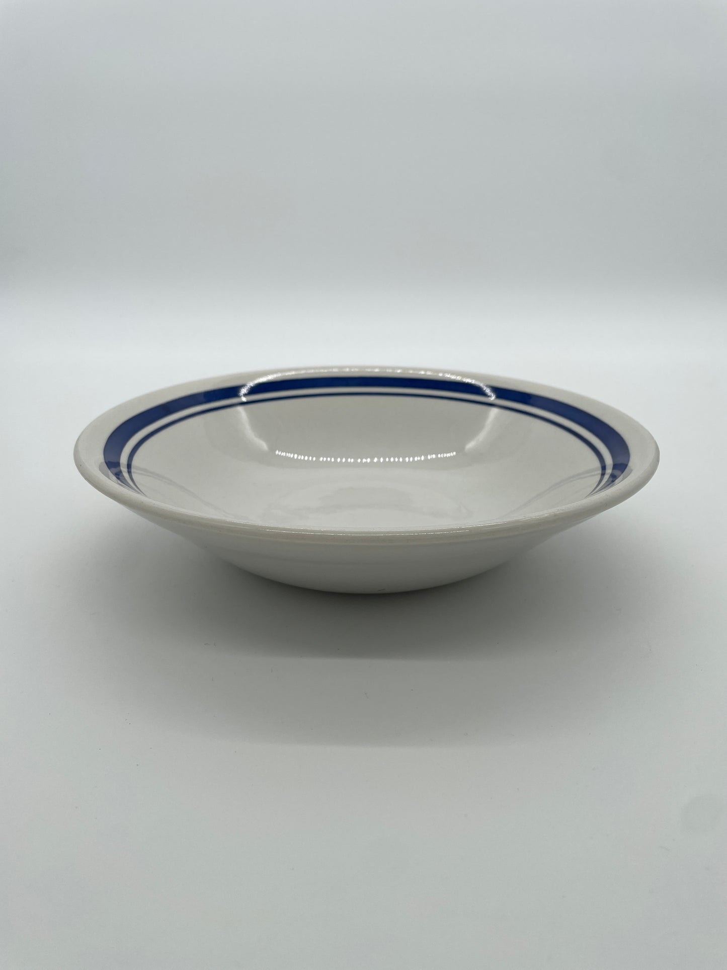 Keramieken schaal met blauwe rand