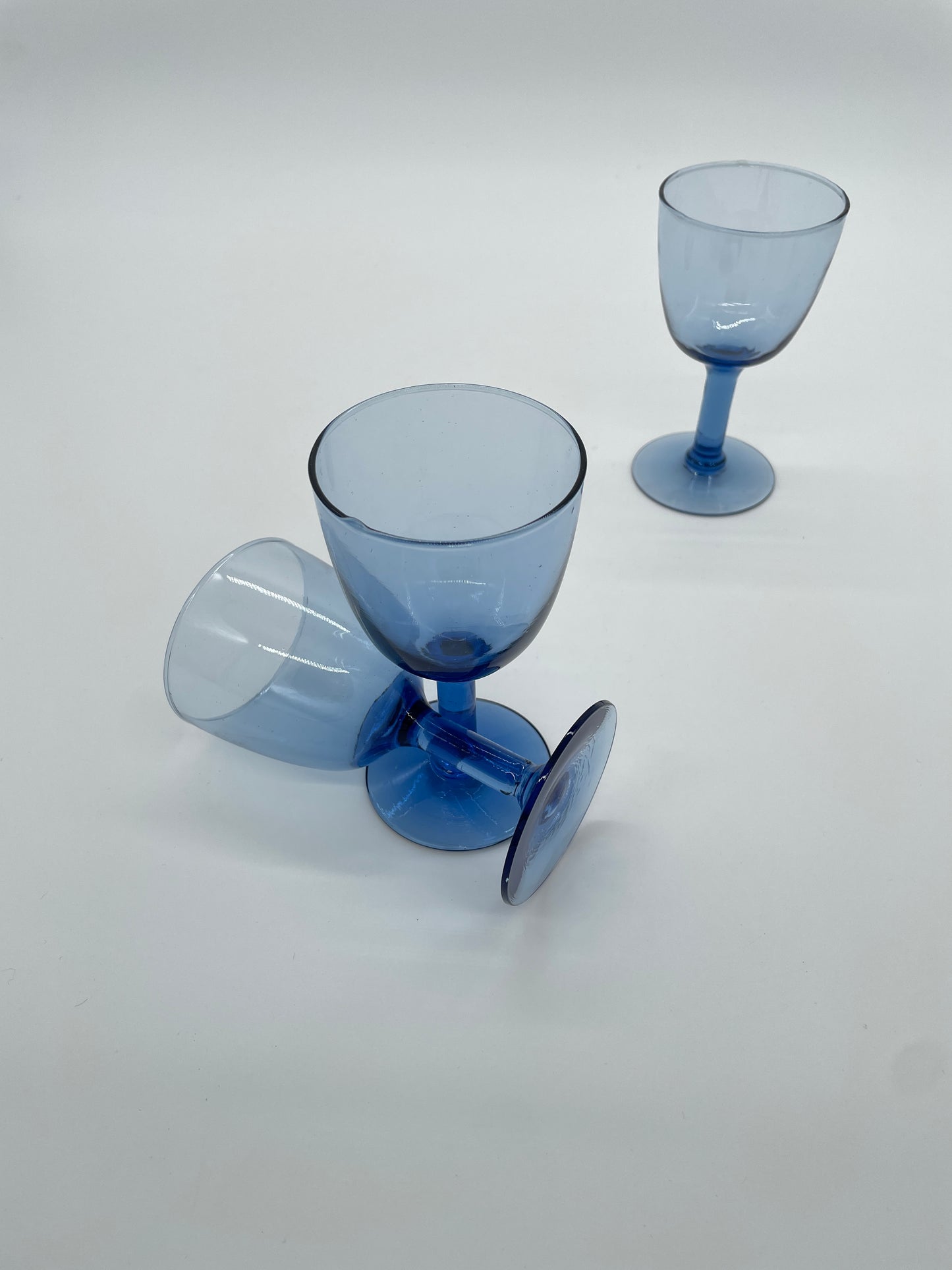 Vintage blauwe wijnglazen