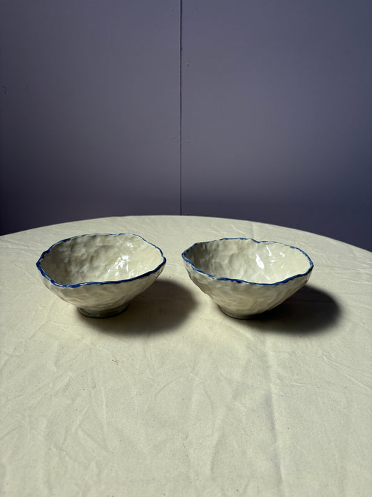 SALE twee kommetjes wit met blauwe rand