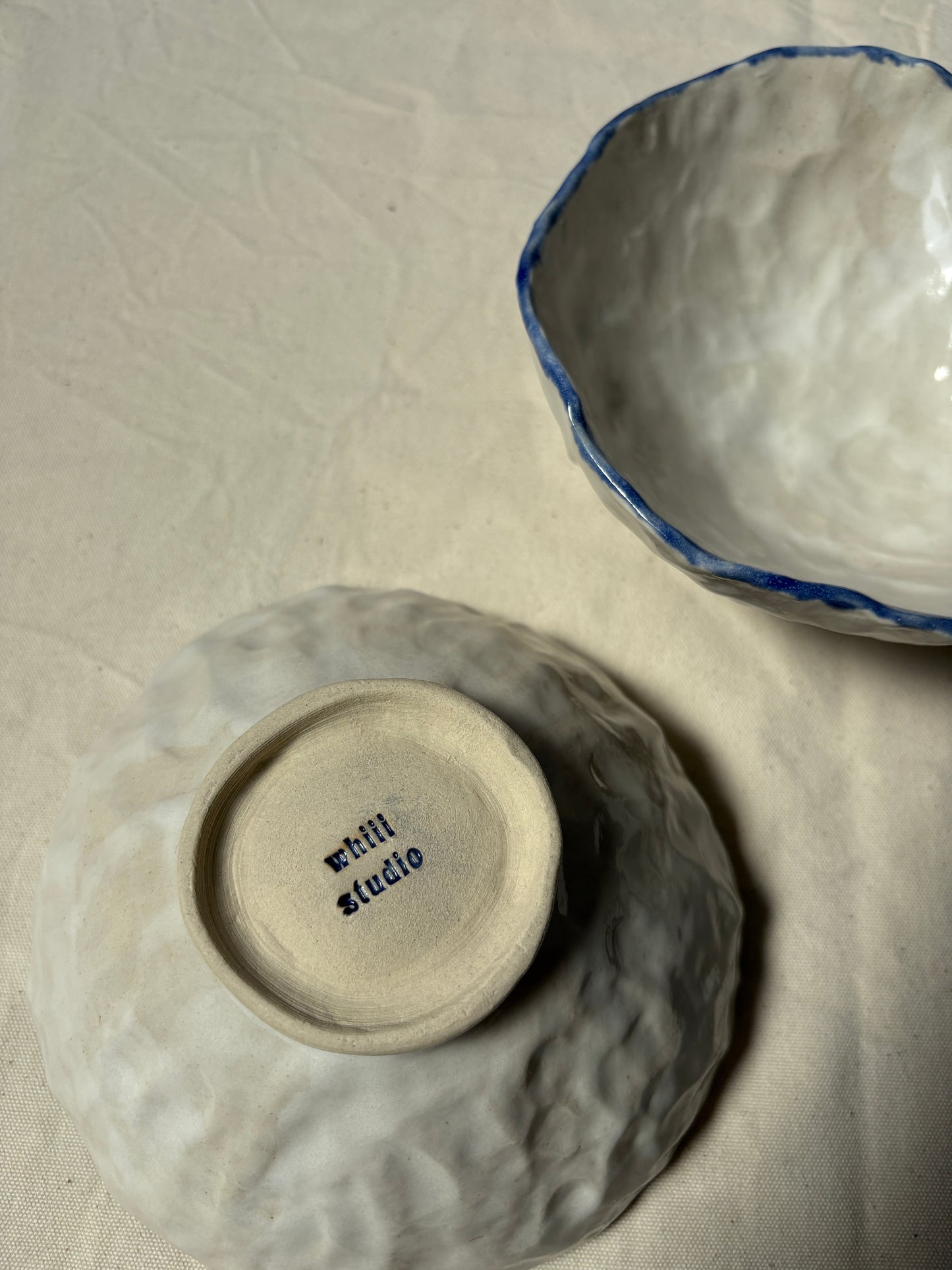 SALE twee kommetjes wit met blauwe rand