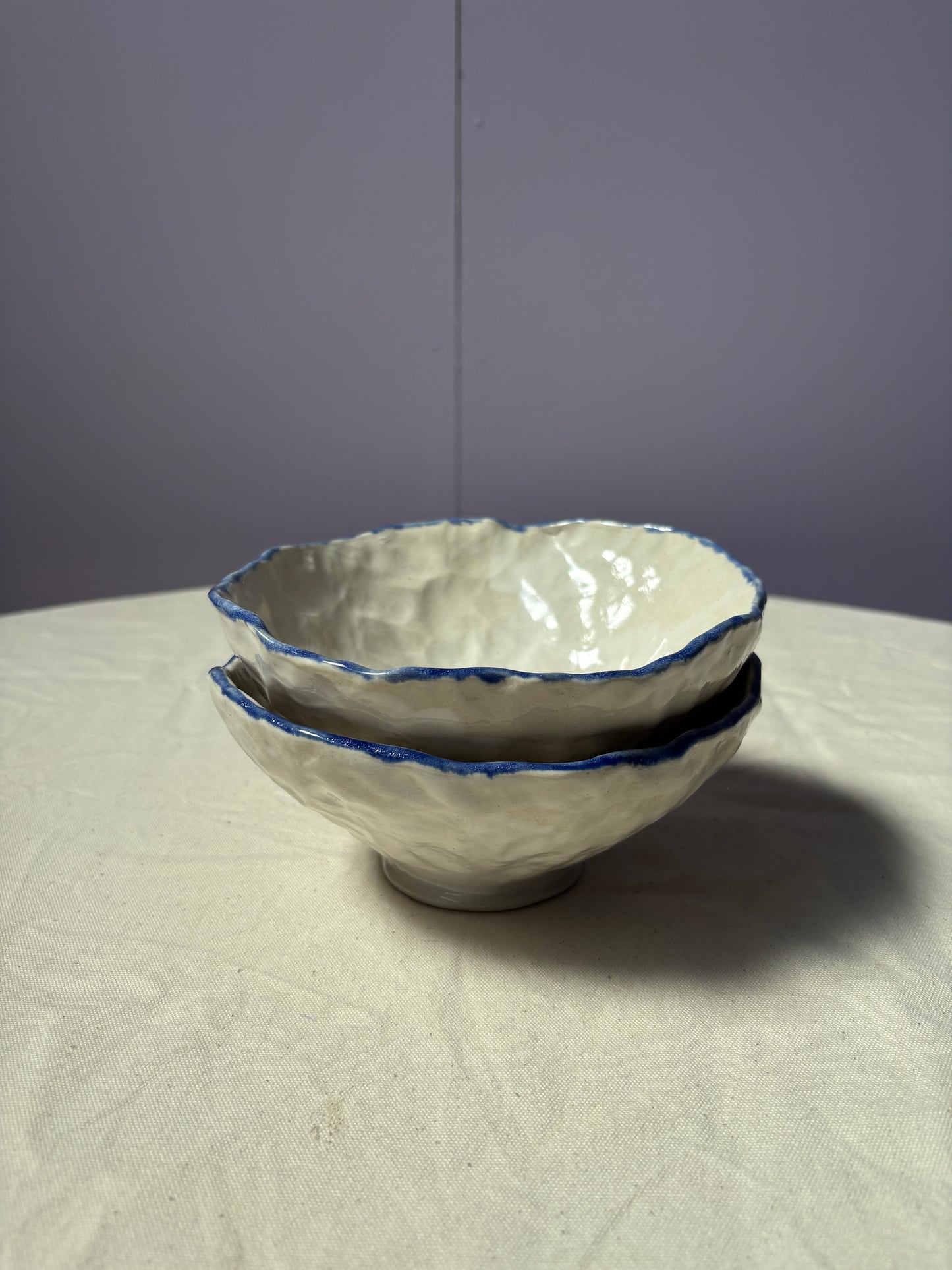 SALE twee kommetjes wit met blauwe rand